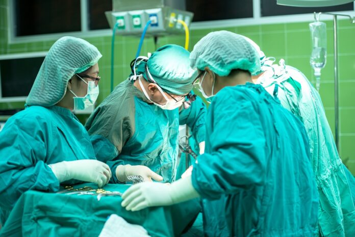 medici sua transplant de ochi sua